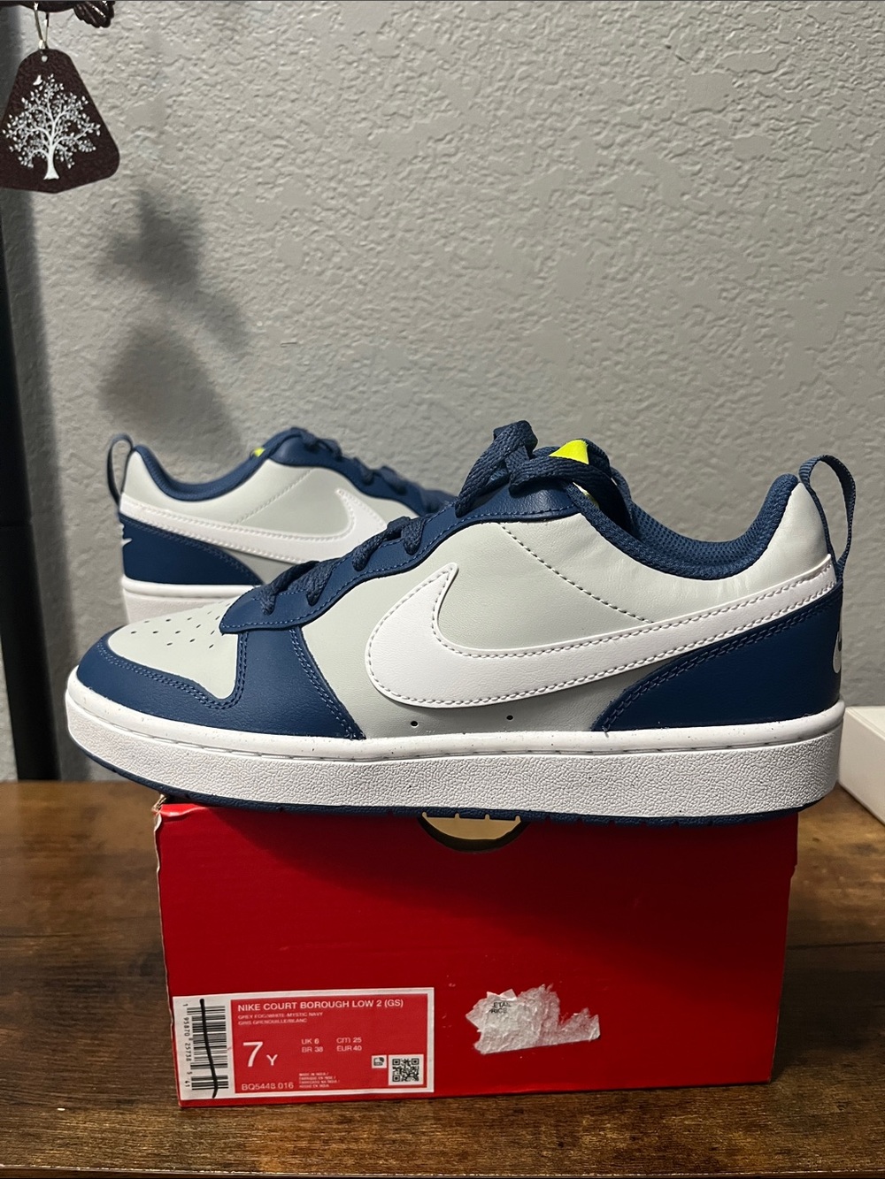 Nike  Court  Borough Low2 .. 7 youth / 8.5 women's  / Brand new!